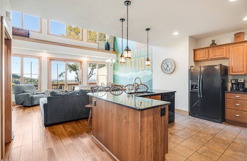 Wolf Laurel House | Mountain Views - Hot Tub - Firepit - Gameroom - Near Blue Ridge Parkway & AVL