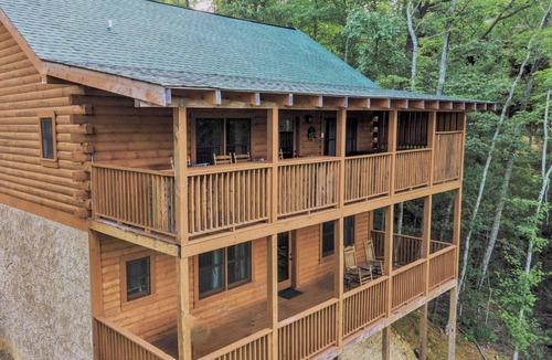 Sevierville Cabin | Mtn Views! Pool Table, Hot Tub, Air Hockey & Free Access to Pool, Golf, Fishing