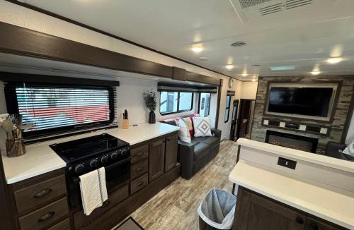 Draper House | MTS #121 - 45' Deluxe RV