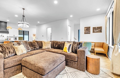 Hurwood Heights House | Nashville family retreat: rooftop hot tub, mini golf & sauna, sleeps 12