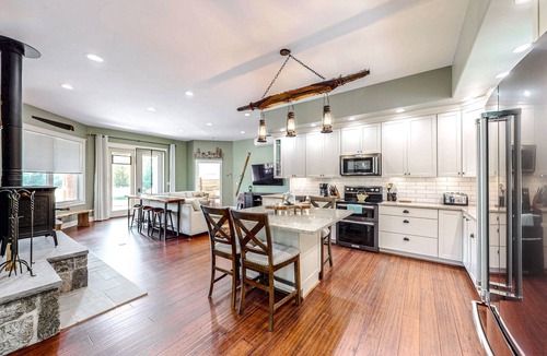 North Creek House | Nature-nestled lodge with wood stove - steps away from skiing, hiking, downtown