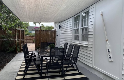 Parrot Cove House | New:2/2 Beach Cottage! Charming house in delightful Lake Worth Beach
