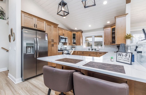 The Galena Territory House | New Construction - All En Suites! Hot Tub, Fireplace, Screened Porch & MORE!