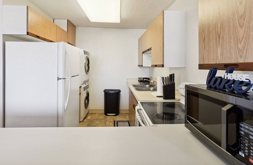 Tantalus Condo | NEW LISTING! Makiki's Delightful Pet Friendly home near Honolulu Museum of Art by RedAwning