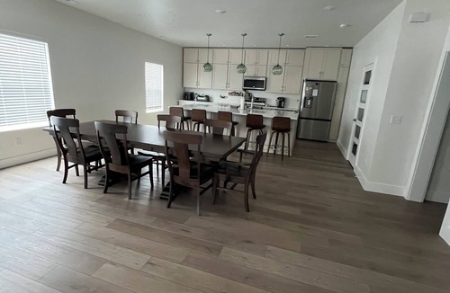 Harters Heights House | New Luxury 4-bedroom house with large 2nd story deck w large entertainment areas