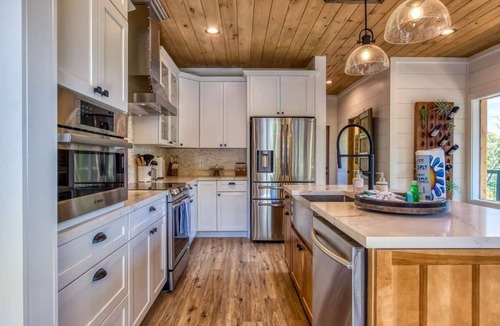 Chalet Village North House | New Luxury Cabin (spectacular view of Mount LaConte)