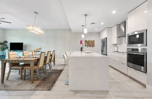 Parrot Cove Condo | New Luxury Condo with King Bed minutes from the beach