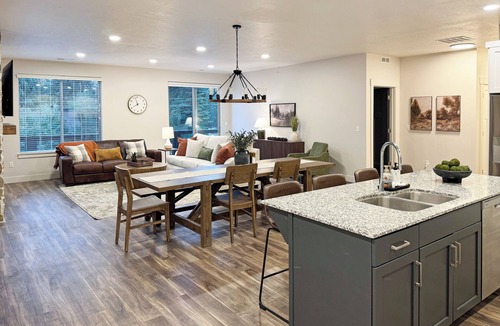 Midway Condo | New Midway Condo on Main St - Mountain views & luxury bedding, e-bikes for rent