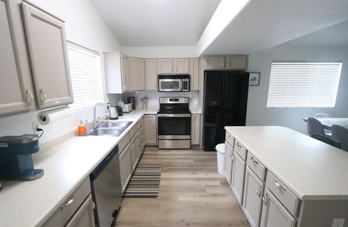 Draper House | NEW| Million Dollar View| 86" TV| Workspace| 30 min to Ski