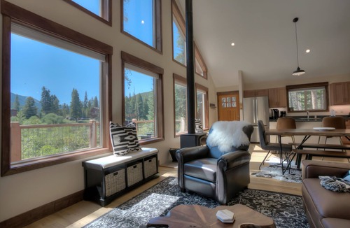 Blue Rock Springs House | New Modern Cabin w/AMAZING VIEWS, hot tub, private pond, & super close to town