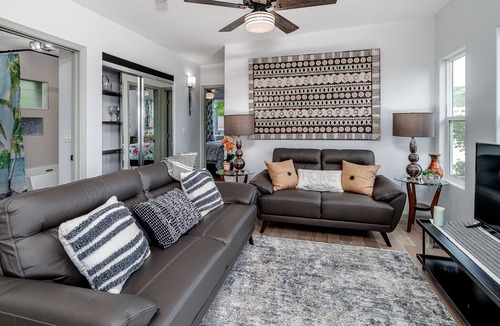 Liliha - Kapalama House | New Modern Urban Hillside Home --Long Term Option