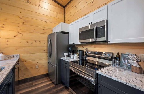 Chalet Village Ski Chalet | New Mtn Chalet | Hot Tub | Near Downtown & GSMNP