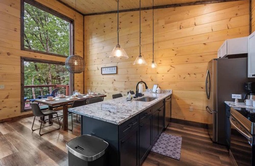 Chalet Village Ski Chalet | New Mtn Chalet | Hot Tub | Near Downtown & GSMNP