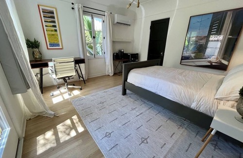 La Brea House | NEW! Private Studio Suite Near The Grove + Patio