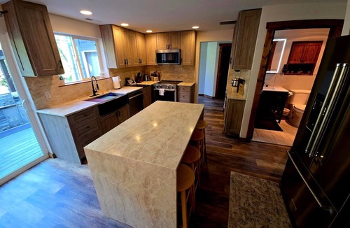 Leavenworth House | New Remodel! Waterfront, pets, Outdoor Ent, Hottub & Views 4min to Leavenworth.
