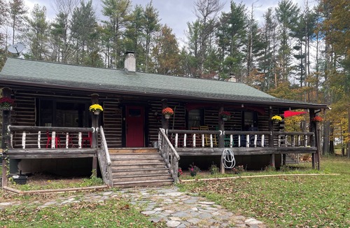 Saugerties House | New! The Den on Denniston, with game room, movie theater, fire pit and more. Close To HITS Horse show & Hunter Mountain skiing