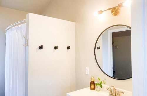 Keaau Apartment | NEW! The Lovely Hibiscus House, 2mi to Ocean!