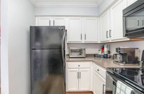 North Capitol Condo | NEWLY LISTED & Remodeled Condo, Pool, & Free Park .7 Mile to Broadway 🎶🪕🎻🍷👢