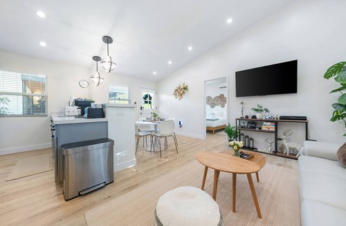 Mid Central House | Newly Refreshed Designer House in Pasadena with Outdoor Kitchen & King Bed & AC