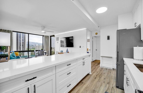 Waikiki Apartment | Newly renovated, Free Parking, One block to Waikiki Beach