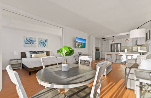 Waikiki Apartment | *Newly Renovated Oceanfront Waikiki- Ilikai Marina