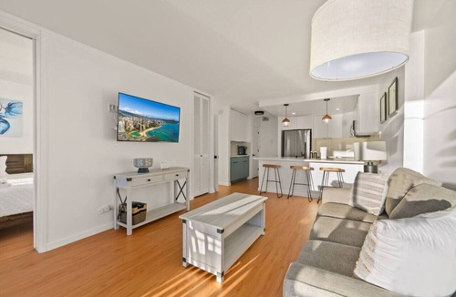 Waikiki Apartment | *Newly Renovated Oceanfront Waikiki- Ilikai Marina