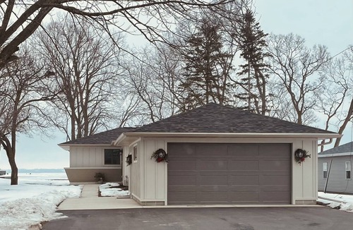 Black Wolf House | Newly updated house on Lake Winnebago, Great Fishing and minutes from EAA