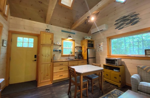 Bristol Cottage | Next Avail. Aug. 22, 3 night min., AC, 1st flr King & Full Loft, Pets Free