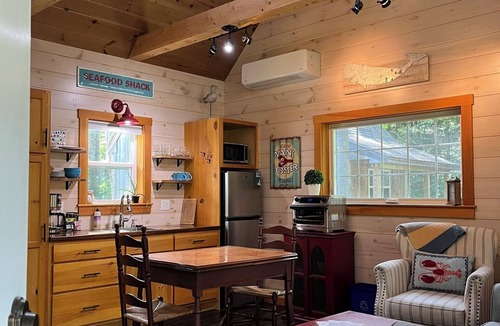 Bristol Cottage | Next Avail. Aug. 22 - 3 night min - 1st flr King & Full Loft, AC, Pets Free