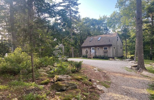 Bristol Cottage | Next Avail. Aug. 22 - 3 night min - 1st flr King & Full Loft, AC, Pets Free