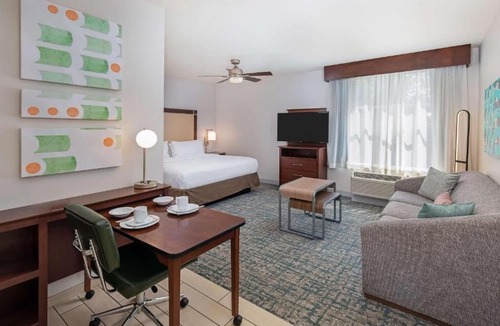 Sandy Springs Hotel | North Atlanta Getaway: Indoor Pool, Fitness Center & Parking + Breakfast