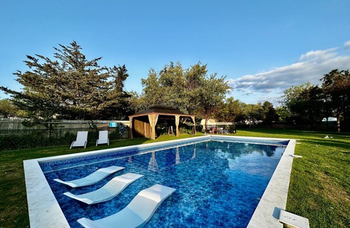 Mattituck House | “North Fork Escape – Cozy Farmhouse with amazing swimming pool by the Vineyards”