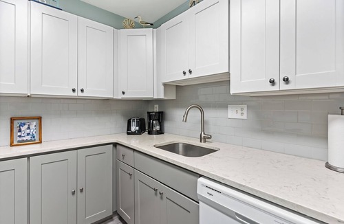 Caine Woods Condo | North OC gem: 2BR w/pool, private hot tub & views of Fenwick Lighthouse