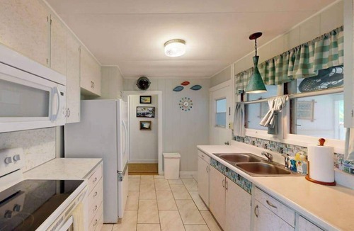 Haleiwa House | North Shore Cottage Two Blocks to Beach & Harbor