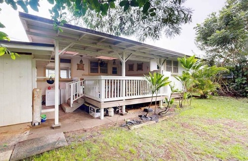 Haleiwa House | North Shore Cottage Two Blocks to Beach & Harbor