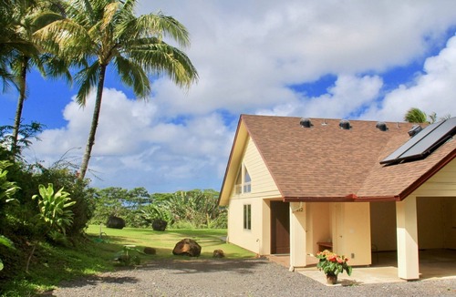 Pauwela House | North Shore Ocean View Cottage