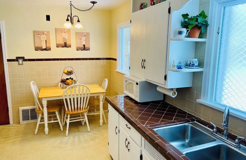 Roseland House | Notre Dame or Memorial hospital in minutes. ~Vintage charm with modern comfort~
