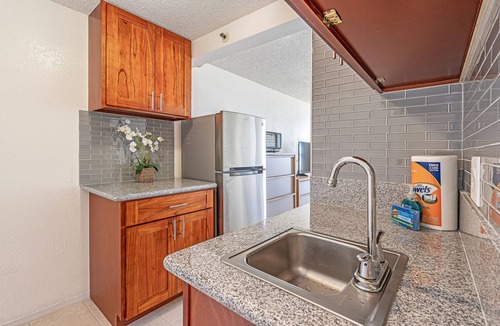 Waikiki Condo | Ocean & Diamond Head Views Condo at Island Colony w/Building Amenities