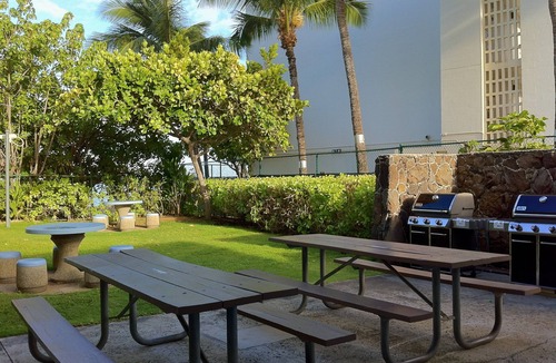 Makaha Condo | Ocean Front Corner Unit with wrap around lanai with 2 tempurpedic queen beds