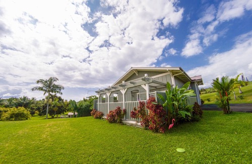 Pepeekeo Cottage | Ocean View Couple's Cottage with Fruit Orchard