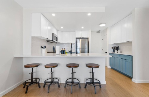Waikiki Apartment | *Oceanfront Renovated Getaway in Waikiki