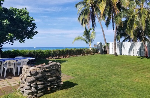 Makaha House | Oceanside Bungalow on beautiful Makaha Beach. Great surfing and snorkeling