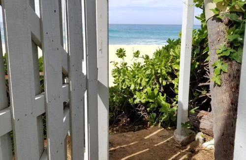 Makaha House | Oceanside Bungalow on beautiful Makaha Beach. Great surfing and snorkeling