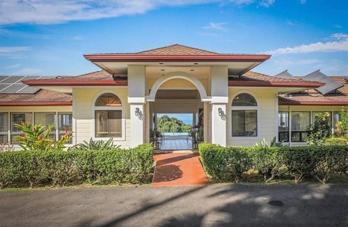 Holualoa House | Oceanview Pool & Spa large group