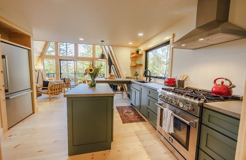 North Jay Cabin | Off-Grid w/Wood Fired Hot Tub - Modern, Clean and Cozy - 4 Kayaks - 90 Acres