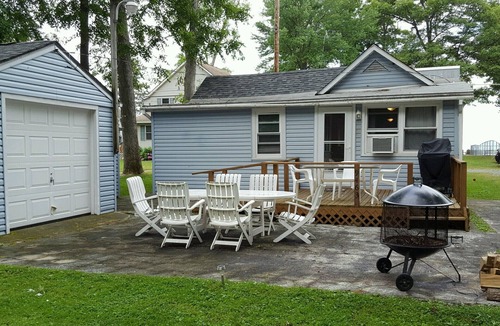 Durhamville Cottage | Oneida Lake Bright and airy South Shore Lakeside Cottage