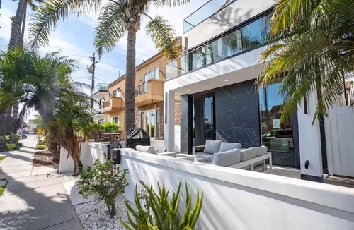 Huntington Beach House | Opulent Huntington Pier Best of Class Home to Sand