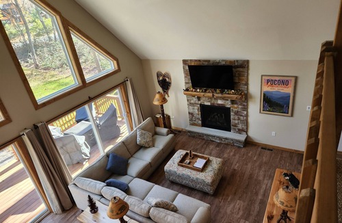 Jim Thorpe Ski Chalet | OUTSTANDING MOUNTAIN RETREAT IN EXCLUSIVE LAKE COMMUNITY IN JIM THORPE