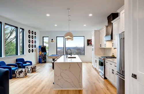 Hurwood Heights House | Overdrive: family home near Geodis Park, sleeps 12