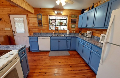 Townsend Ski Chalet | Owl’s Hoot Chalet – 3 mi from Great Smoky Mtns - ask about Aug-Sept discounts!